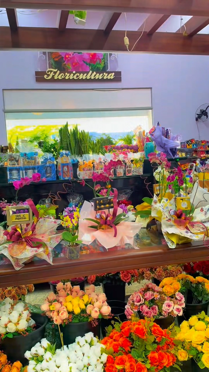 Dia dos Professores é tempo de agradecer a quem transforma vidas através do conhecimento🌷🎁 

Na Floricultura Roxo, você encontra flores, mimos e presentes especiais para demonstrar carinho, reconhecimento e gratidão a quem faz a diferença todos os dias. 💐

Passe por aqui e escolha aquele presente que vai arrancar um sorriso de quem merece todo esse carinho!

📍 Floricultura Roxo: presentes especiais para momentos especiais.

#FloriculturaRoxo #DiaDosProfessores #PresentesEspeciais #Flores